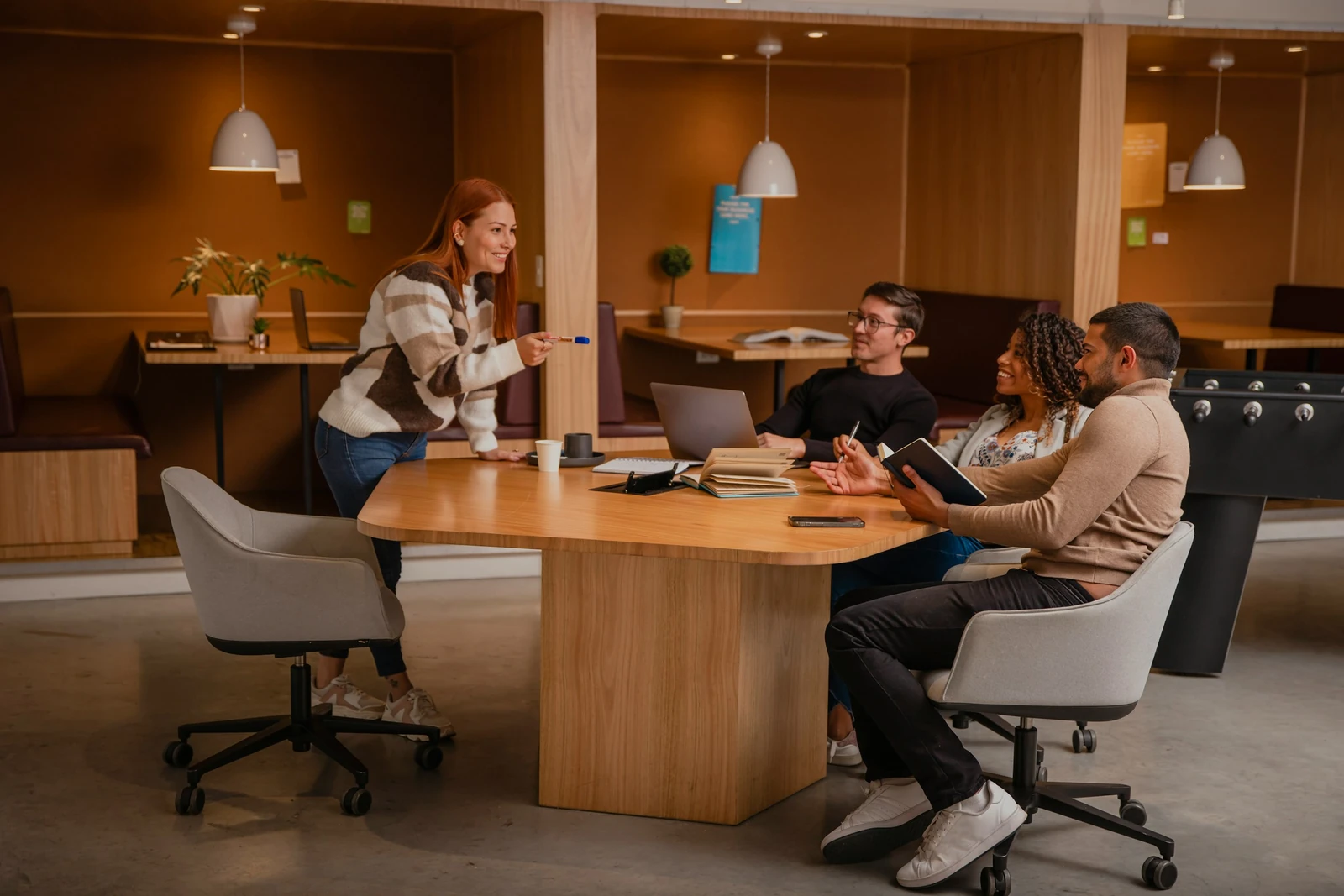 Consultor en conversación con cliente